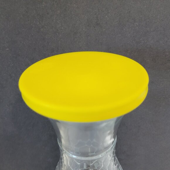 Grant Howard Water Carafe, 10” Chicken & Chicken Wire Or Honeycomb, Yellow Lid - Picture 4 of 7